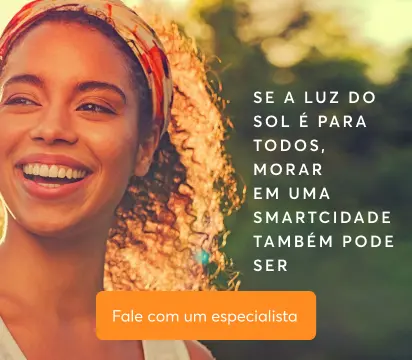 Mulher negra sorrindo com cabelo preso e uma faixa colorida na cabeça aproveitando o entardecer para fazer suas atividades físicas dentro do condomínio da smart cidade da MRV. 